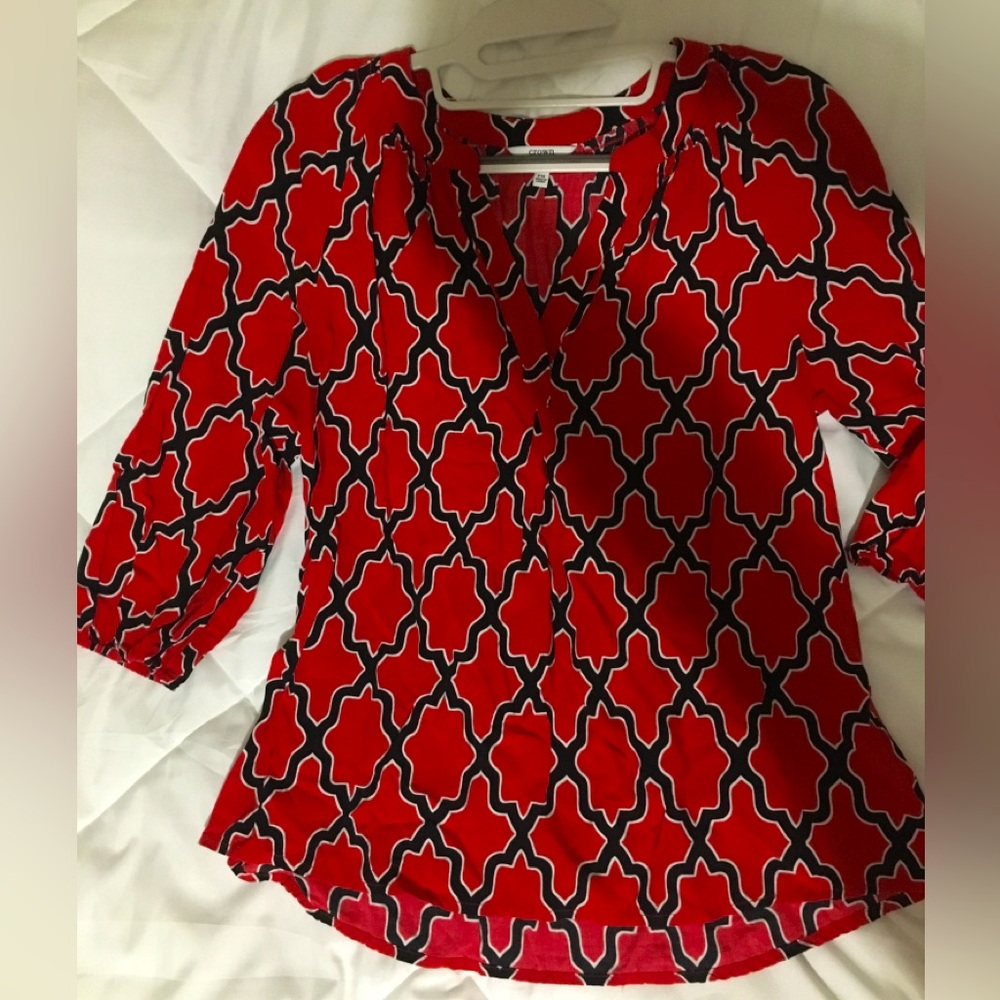 Crown & Ivy | Red V-Neck Top 3/4” Sleeves